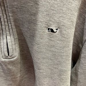 Men’s Vineyard vines pullover.